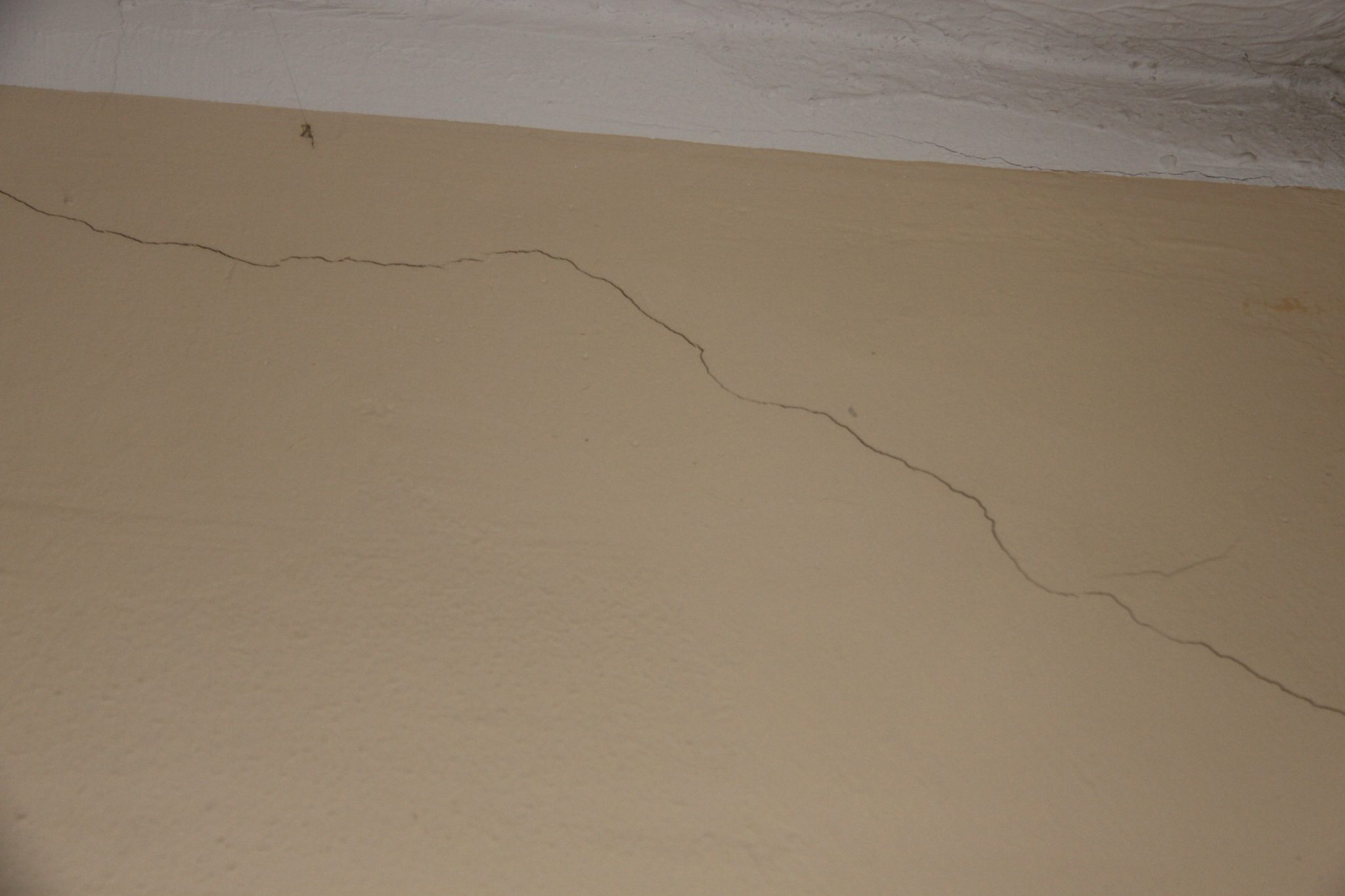 Как заделать трещину в стене внутри квартиры; чем замазать трещины в ...